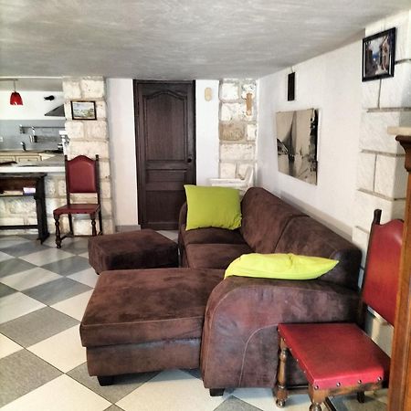 Charmant Appart Avec Jardin Aigues-Mortes Dış mekan fotoğraf